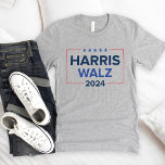 Harris Walz 2024選挙グレーメンズ<br><div class="desc">カマラハリス大統領とティム・ウォルズ副大統領2024米国大統領の選挙グレーメンズTシャツ。ネイビシンプルーモダンブルーと赤の色で星とストライプのアクセントを持つデザインと。</div>