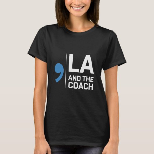 Harris Walz 2024 カンマ La and The Coach 2024 Tシャツ (正面)