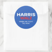 Harris Walz 2024 – 我々が勝つと戦う時 ラウンドシール (バッグ)