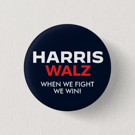 Harris Walz 2024 – 我々が勝つと戦う時 缶バッジ (正面)