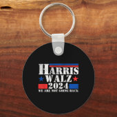 Harris Walz Waltz 2024我々は戻らないタンク キーホルダー (正面)