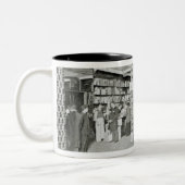 Harrodsの準備部、c.1901 ツートーンマグカップ (左)