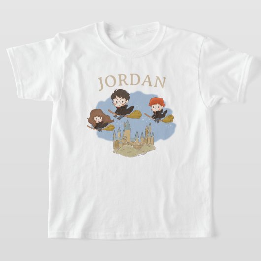 HARRY POTTER™、ハーマイオニー、ロンがホグワーツ™の上空を飛行 Tシャツ (レイダウン)