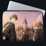 HARRY POTTER™ Hermione & Ron HOGWARTS™ Anime Scene ラップトップスリーブ<br><div class="desc">Step into the wizarding world with this stunning illustration featuring Harry Potter™, Hermione Granger, and Ron Weasley standing before the majestic towers of Hogwarts™ at sunset. Bathed in warm golden light and soft twilight hues, the trio stands ready for whatever magical adventure awaits. With wands in hand and Hogwarts rising...</div>