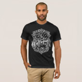 HARRY POTTER™ HUFFLEPUFF™ラインアートクレスト Tシャツ (正面フル)