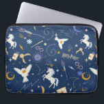HARRY POTTER™ Summer Solstice Icon Pattern ラップトップスリーブ<br><div class="desc">Dive into a starry night of wizarding wonder with this enchanting magical icons pattern. Set against a deep midnight-blue background, this all-over print features a delightful mix of floating letters, golden snitches, wands, glasses, constellations, moons, lightning bolts, unicorns, and soaring owls. The celestial details and scattered sparkles create a dreamy,...</div>