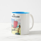 Hastings North Yorkshire海辺のポスター。 ツートーンマグカップ (正面右)