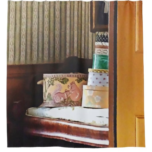 Hatboxes Seen Through an Open Door シャワーカーテン (正面)