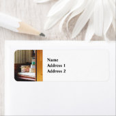 Hatboxes Seen Through an Open Door ラベル (インサイチュ)