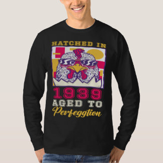 Hatched in 1939 Aged to Perfeggtion Tシャツ