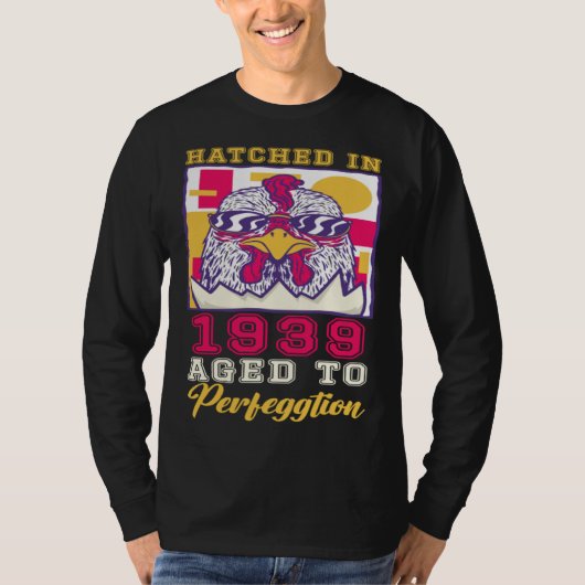 Hatched in 1939 Aged to Perfeggtion Tシャツ (正面)