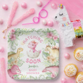 Hatching Soon Dino Girl Dinosaur Baby Shower ペーパープレート (パーティー)