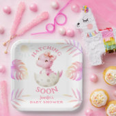 Hatching Soon Dinosaur Baby Shower Girl Pink ペーパープレート (パーティー)