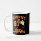 Haunted By 67 – Funny Ghost And Pumpkin Halloween コーヒーマグカップ (左)