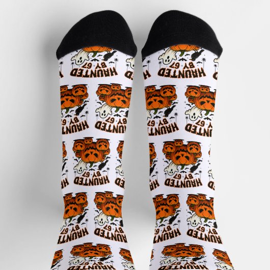 Haunted by 67 Funny Ghost And Pumpkin Halloween ソックス (上部)