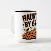Haunted by 67 – Funny Ghost and Pumpkin Halloween ツートーンマグカップ (正面左)
