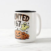 Haunted by 67 – Funny Ghost and Pumpkin Halloween ツートーンマグカップ (正面右)
