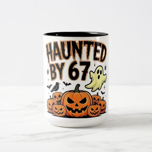 Haunted by 67 – Funny Ghost and Pumpkin Halloween ツートーンマグカップ (中央)