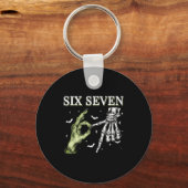 Haunted By 67 – Funny Skeleton Hands Halloween Cos キーホルダー (正面)