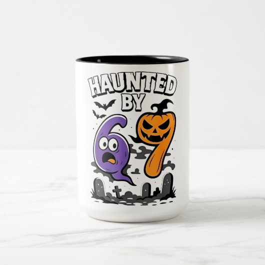 Haunted by 67 – Scary Ghost and Pumpkin Halloween ツートーンマグカップ (中央)