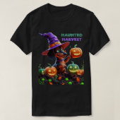 Haunted Harvest – Witchy Dachshund Halloween Garde Tシャツ (デザイン正面)