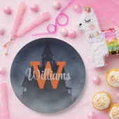 Haunted House Halloween Decor Custom Monogram ペーパープレート (パーティー)