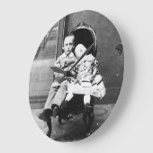 Haunting Vintage Sibling Portrait  ラージ壁時計 (傾斜)