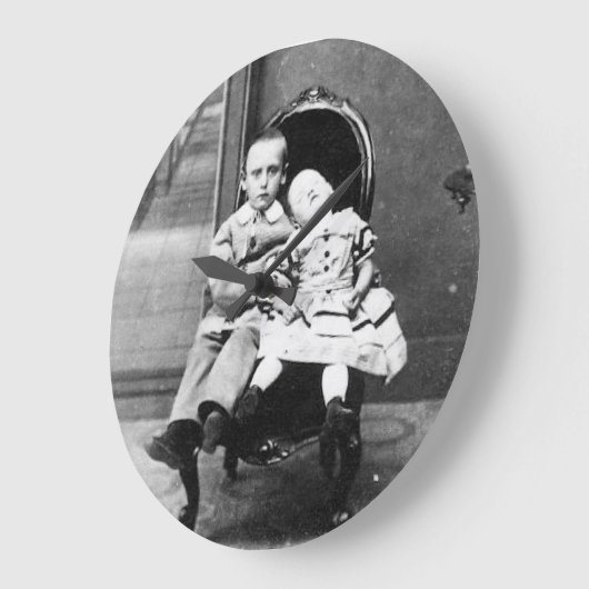 Haunting Vintage Sibling Portrait  ラージ壁時計 (傾斜)