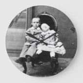 Haunting Vintage Sibling Portrait  ラージ壁時計 (正面)