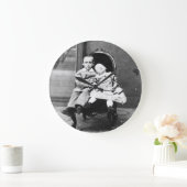 Haunting Vintage Sibling Portrait  ラージ壁時計 (ホーム)