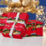 「Have a Walleye すてき Christmas」ラッピング紙 ラッピングペーパー<br><div class="desc">赤い背景にはクリスマスリボンの入ったスケトウダラが泳ぐ。文字は「ワレーすてきイのクリスマスを持って。</div>