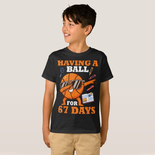 Having A Ball For 67 Days Dabbing Basketball Playe Tシャツ (正面フル)