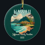 Hawaii Beach Family Vacation Vintage Retro Ornamen セラミックオーナメント<br><div class="desc">Display the beach,  palm trees,  and green,  mountainous coastline of the coast of Hawaii,  USA to remember your family trip by! Text is customizable.</div>