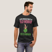 Hawaii Never Underestimate an Old Woman Who Is Haw Tシャツ (正面フル)