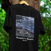 Hawaii Sea Turtle on Black Sand Beach T-Shirt Tシャツ