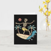 Hawaii Surfer Skeleton Halloween Beach Y Soky Surf カード (黄色い花)
