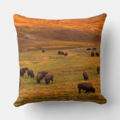Haydenの谷で丘で牧草を食べるバイソン クッション (裏面)