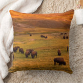 Haydenの谷で丘で牧草を食べるバイソン クッション (ブランケット)