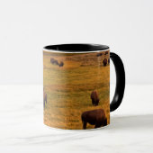 Haydenの谷で丘で牧草を食べるバイソン マグカップ (正面右)