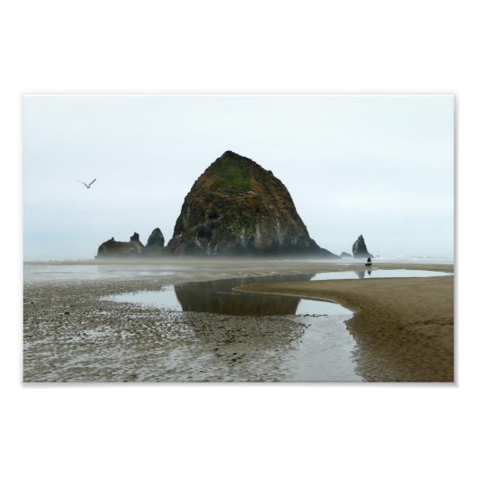 Haystack Rock Reflection、大砲ビーチ、オレゴン フォトプリント (正面)