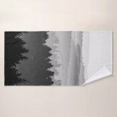 Hazy Forest Hills白黒ランドスケープ写真 バスタオル (バスタオル)