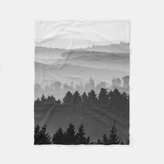 Hazy Forest Landscapeの写真 フリースブランケット (正面)
