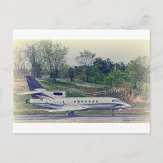 HDRBlackTailPlaneRedStripesOnRunway-.jpg ポストカード