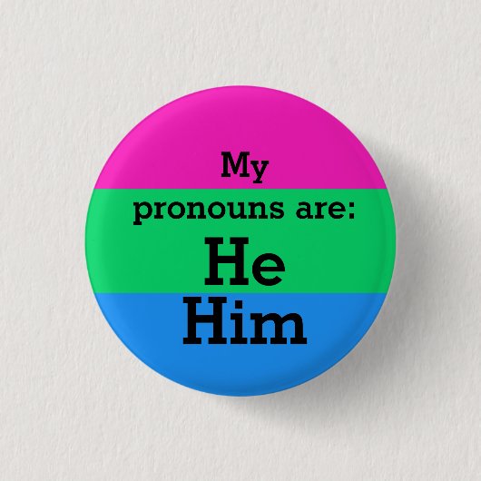 He/Him(彼/彼)人称代名詞付きの多性愛フラグ 缶バッジ (正面)