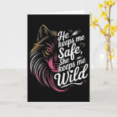 He Keeps Me Safe She Keeps Me Wolf Art Lover Coupl カード (黄色い花)