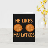 He Likes My Latkes Hanukkah Couple Matching Jewish カード (黄色い花)