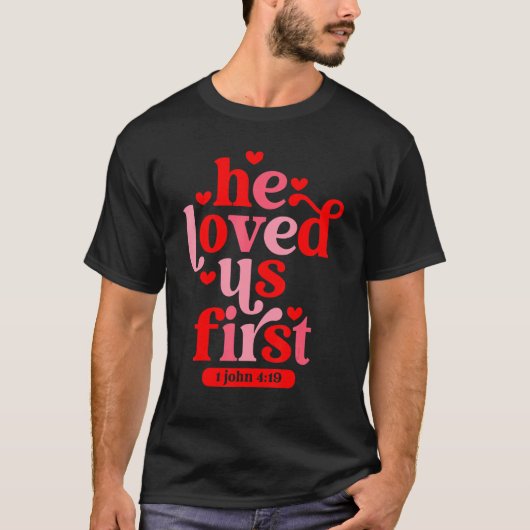 He Loved Us First Bible 1 John 419 Christian Valen Tシャツ (正面)