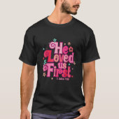 He Loved Us First Bible 1 John 419 Funny Men Valen Tシャツ (正面)
