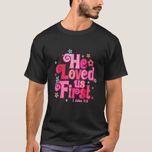 He Loved Us First Bible 1 John 419 Funny Men Valen Tシャツ (正面)