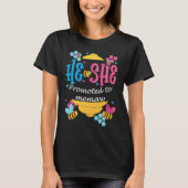 He Or She Promoted To Memaw Gender Reveal Bee Them Tシャツ (正面)